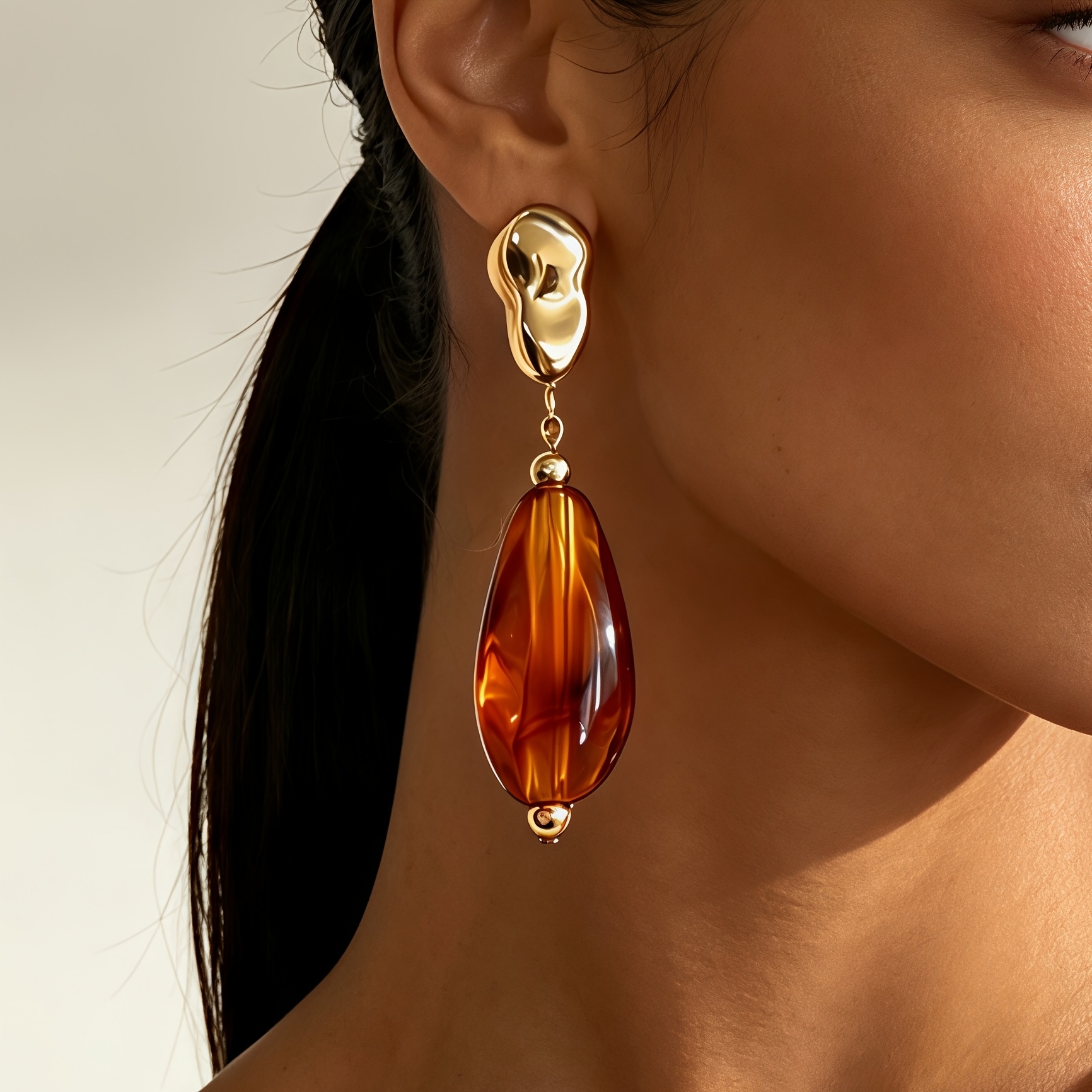 Women's Long Teardrop-shaped Drop Earrings in Faux Amber